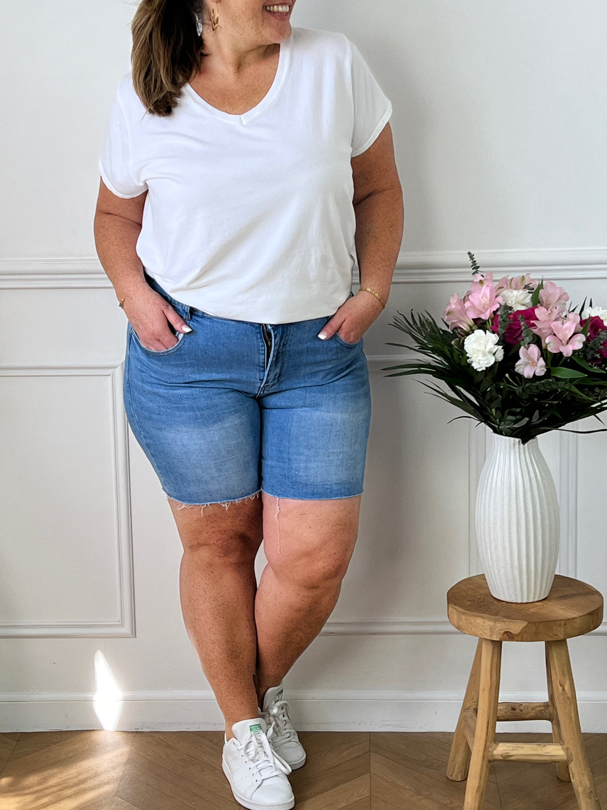 Ce short en jean bleu Zoyia est un indispensable pour toutes les occasions. Sa grande taille offre un confort optimal sans compromis sur le style. Ajoutez-le à votre garde-robe pour un look basique et tendance à la fois!