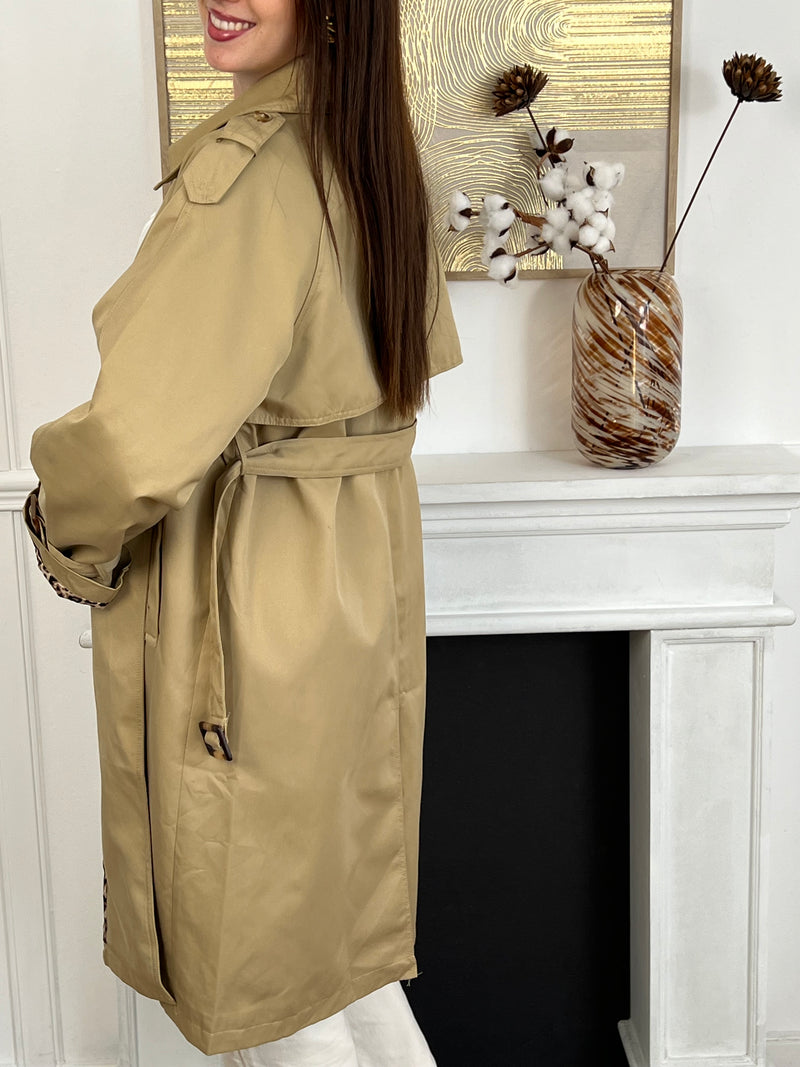 Ajoutez une touche de féminité et de style à votre garde-robe avec notre trench Marlyne en camel. Doté d'une ceinture amovible à la taille et aux manches pour une silhouette flatteuse. Parfait pour toutes les occasions, ce trench est fendu à l'arrière pour un look à la fois chic et pratique.