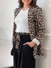 Blazer à motifs léopard pour femme, élégant et tendance. Manches longues avec épaulettes structurées, deux poches factices sur le devant. Doublé pour un tombé parfait. Couleurs modernes : noir, taupe, camel et beige