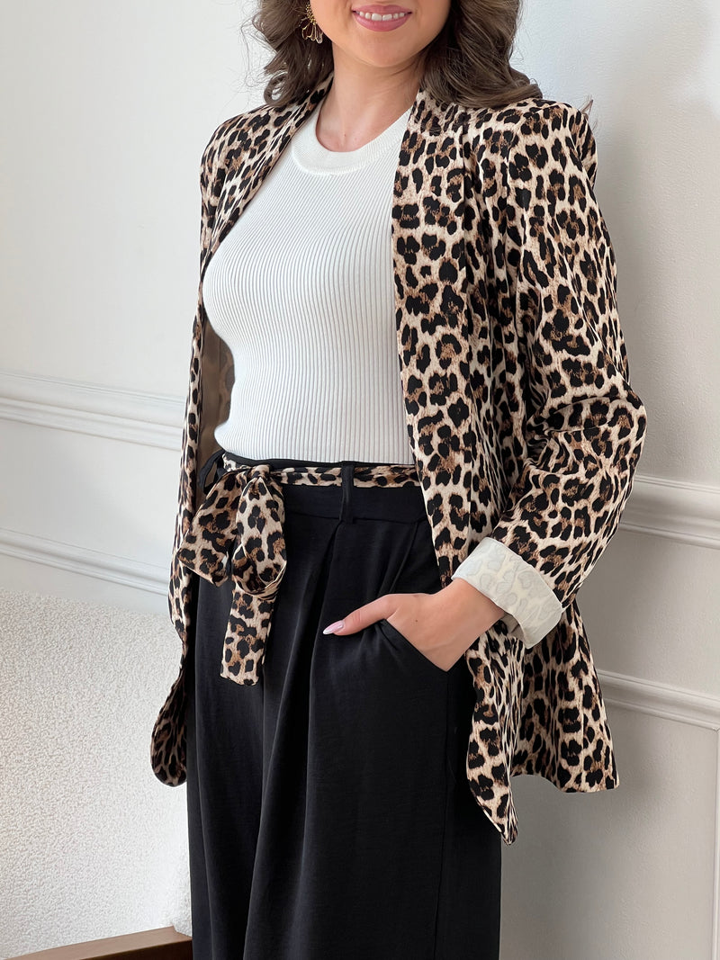 Blazer à motifs léopard pour femme, élégant et tendance. Manches longues avec épaulettes structurées, deux poches factices sur le devant. Doublé pour un tombé parfait. Couleurs modernes : noir, taupe, camel et beige