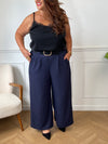 Ce pantalon bleu coupe droite grande taille pour femme est l'élégance incarnée. Avec sa matière fluide, il offre un confort optimal et sa coupe droite flatteuse convient à toutes les morphologies. L'élastique au dos garantit un ajustement parfait et les passants pour ceinture sont pratiques. Ajoutez-y un style sophistiqué avec ses deux poches latérales.