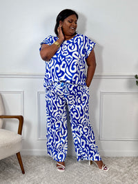 Sublimez votre silhouette avec le pantalon Linzy, une pièce audacieuse en bleu ornée de motifs élégants. Sa coupe ample célèbre vos courbes tout en garantissant un confort optimal pour toutes les occasions.