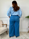 Révélez votre élégance avec le pantalon bleu Eline grande taille ! Sa coupe droite et taille haute flatte votre silhouette. Pratique avec ses poches avant et arrière, il s'ajuste parfaitement avec son élastique et ses liens de serrage.