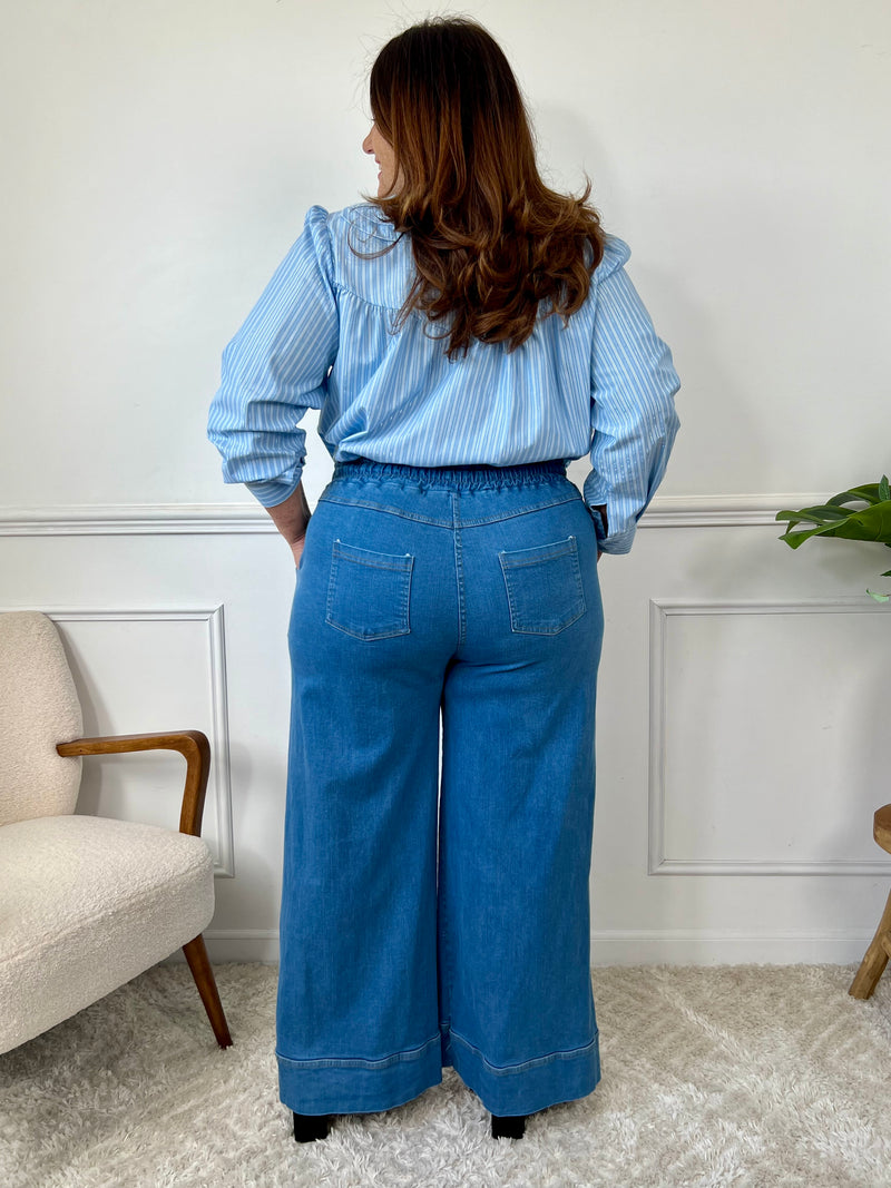 Révélez votre élégance avec le pantalon bleu Eline grande taille ! Sa coupe droite et taille haute flatte votre silhouette. Pratique avec ses poches avant et arrière, il s'ajuste parfaitement avec son élastique et ses liens de serrage.
