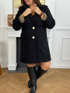 Élégant et raffiné, ce manteau mi-long noir séduit par ses détails sophistiqués. Ses manches à revers dévoilent un intérieur léopard chic et audacieux, offrant une touche de caractère subtile. Les boutons dorés amovibles, délicatement travaillés, viennent parfaire l’ensemble avec une note précieuse et intemporelle.