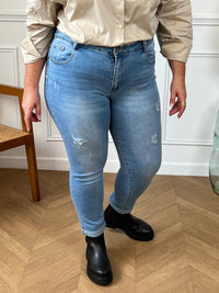 Ce jean bleu mom fit au style intemporel, doté d’un effet déchiré pour une touche casual et tendance. Il est confortable et facile à associer, il s’adapte à toutes vos tenues pour un look décontracté avec une pointe d’audace.