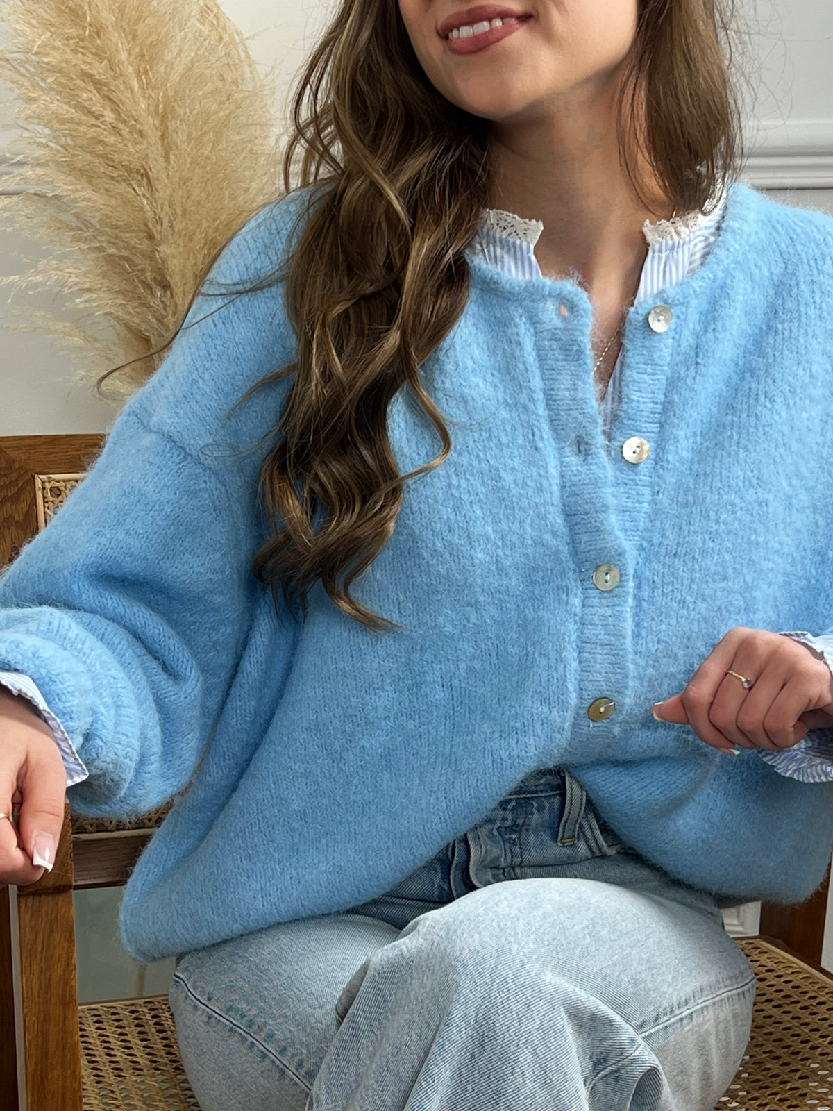 Le Gilet bleu Lydian est un essentiel pour toutes les femmes élégantes. Avec ses manches longues, son col rond et ses boutons sur la longueur, il offre un ajustement confortable et une touche sophistiquée à votre look.