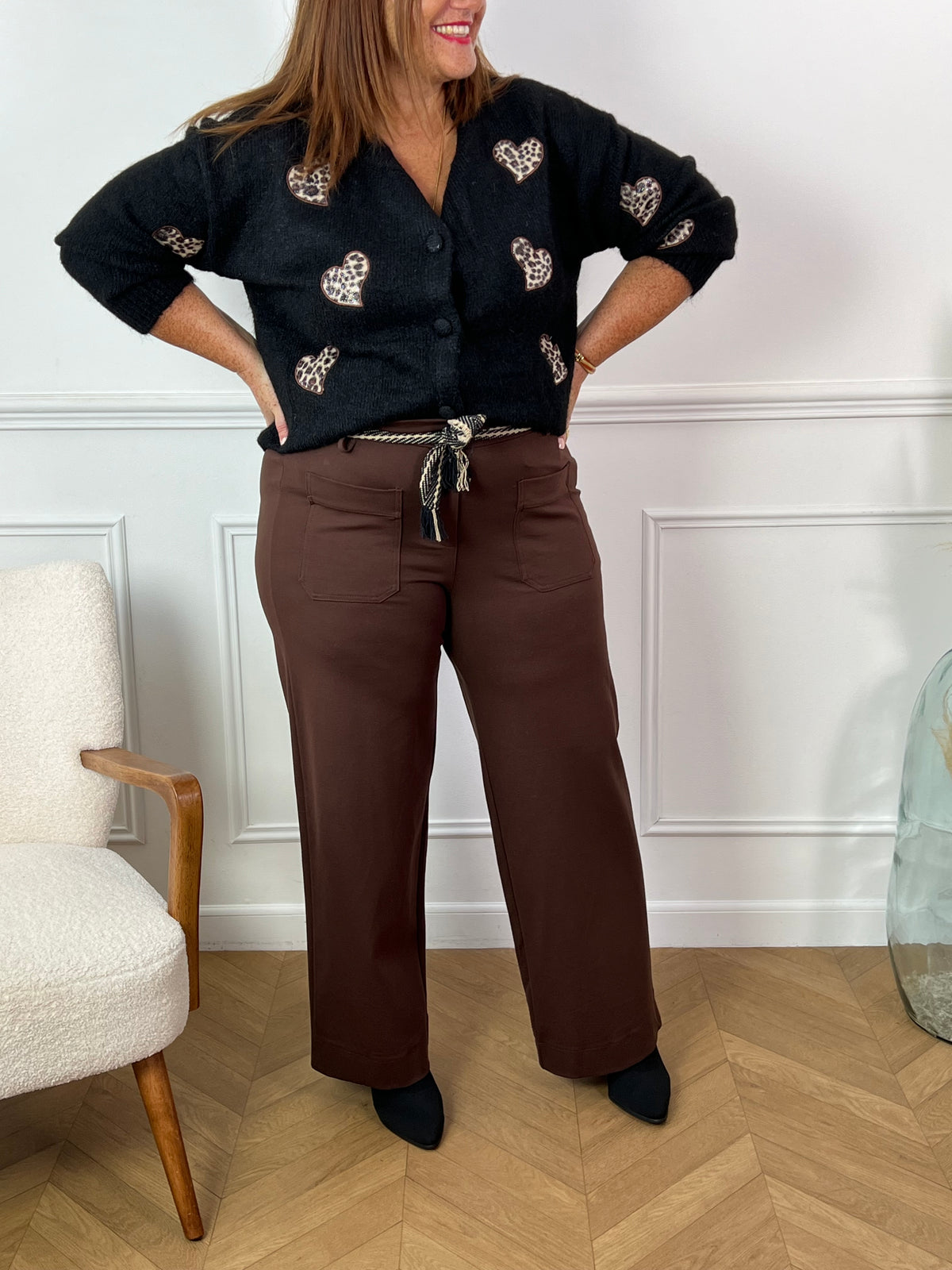 Ce pantalon marron grande taille pour femme est conçu pour allier confort et style. Sa coupe droite élégante en fait un choix polyvalent pour toutes les occasions. Doté d’un élastique à l'arrière de la taille, il assure un ajustement parfait et un grand confort tout au long de la journée. La ceinture amovible permet de varier les styles, tandis que les deux poches à l’avant ajoutent une touche pratique. Dans sa teinte marron chaleureuse, ce pantalon est idéal pour créer des tenues à la fois décontractées et