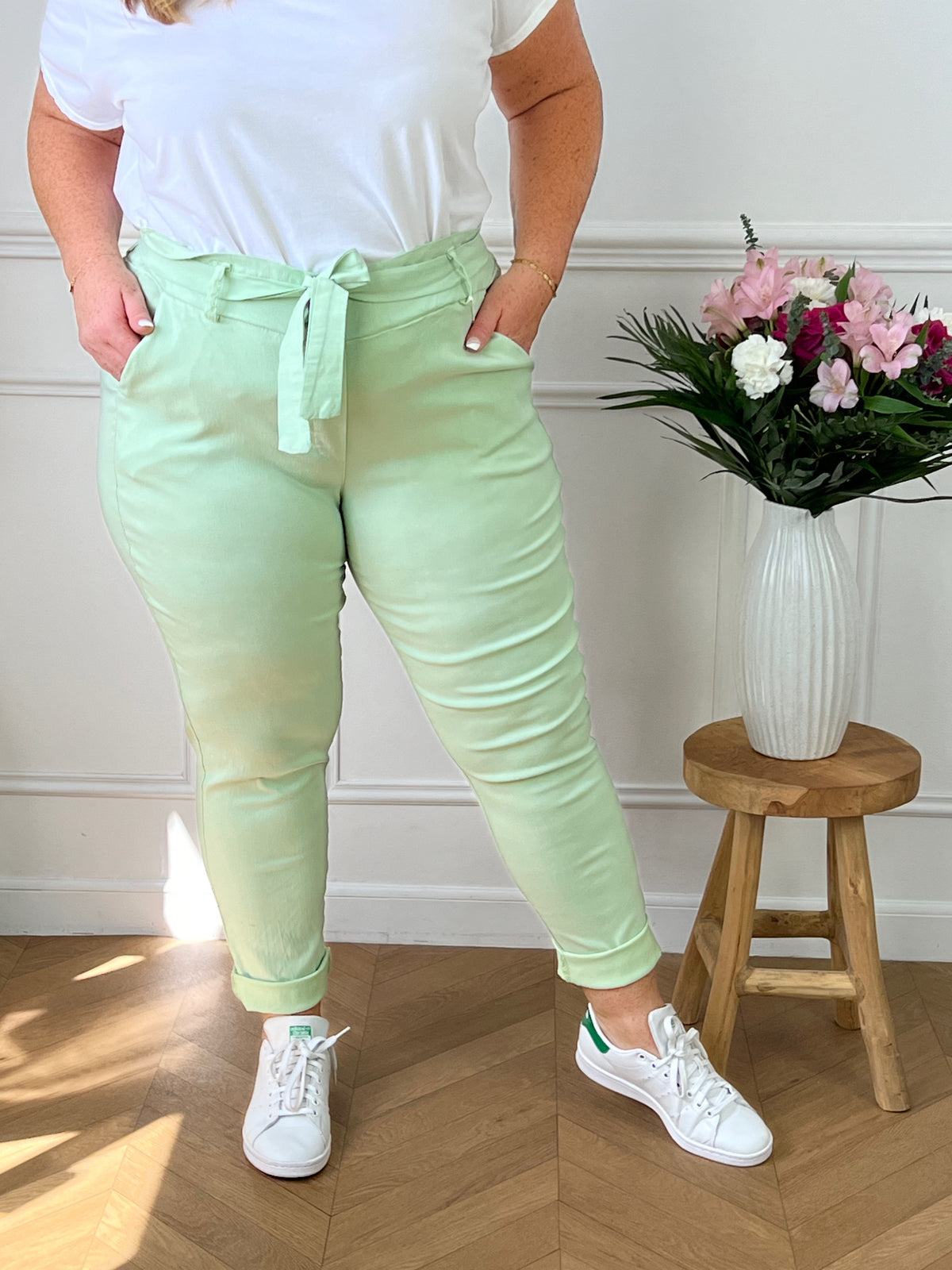 Le pantalon vert menthe, le basic à avoir ! Si vous souhaitez marquer votre taille, vous pouvez également rentrer le haut dans le pantalon.