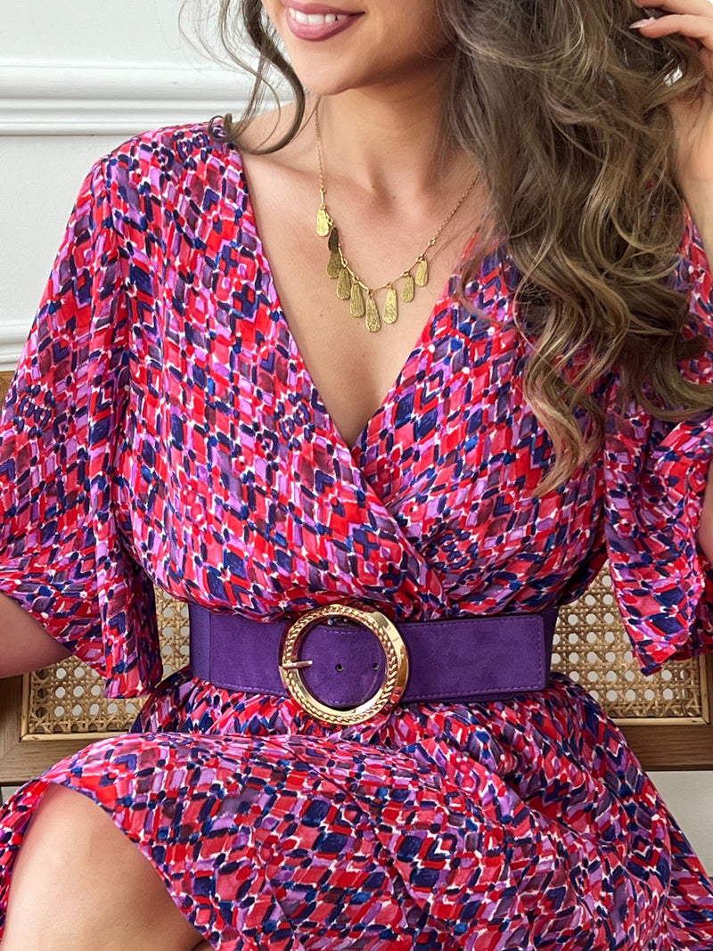 Ajoutez une touche de couleur et de fantaisie à votre garde-robe avec notre robe courte Alisia. Les motifs uniques et vibrants en rose et violet apportent une touche de gaieté à votre tenue, tandis que le col cache-coeur flatteur et les manches courtes vous assurent une silhouette élégante. Faites-vous remarquer avec style et confort avec notre robe Alisia.