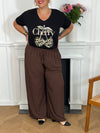 Le pantalon Layana, aussi ample que confortable, possède une taille élastique avec cordon pour un ajustement parfait. Avec ses 2 poches pratiques à l'avant, il est idéal pour un look décontracté et pratique.