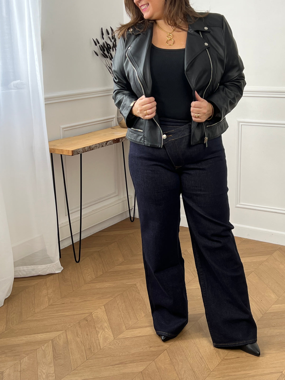 Jean bleu foncé intemporel au style affirmé. Coupe large et confortable avec taille haute qui épouse vos formes avec élégance.