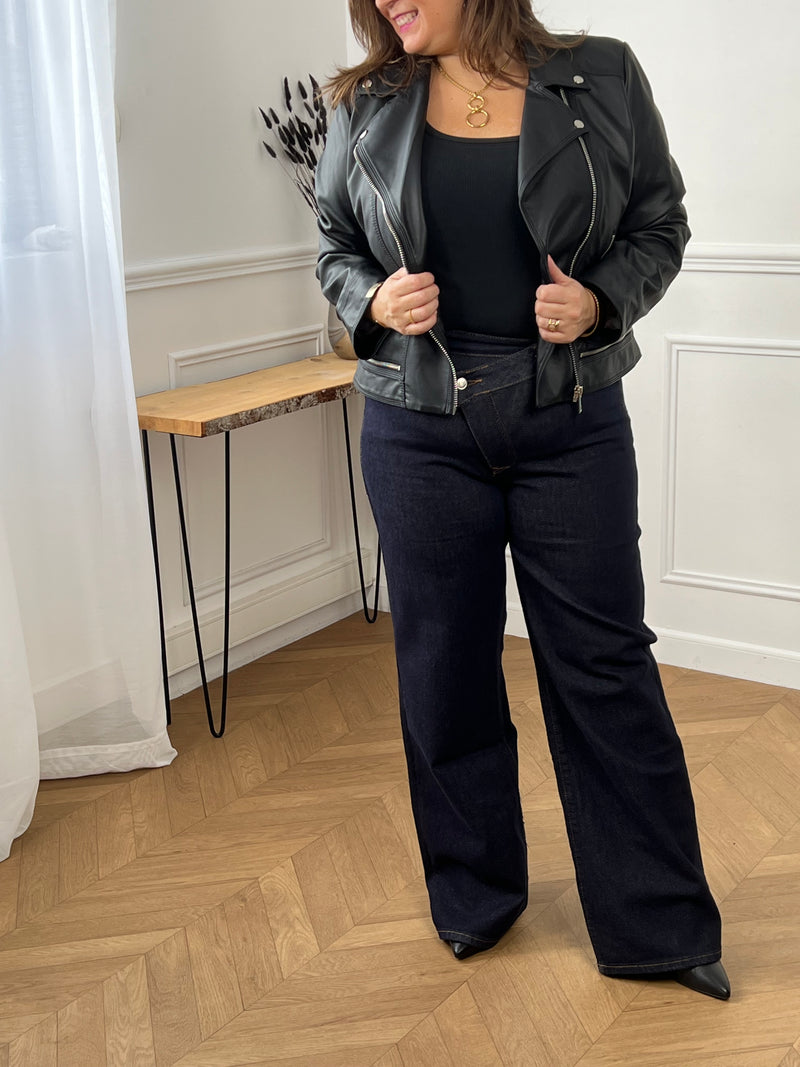 Jean bleu foncé intemporel au style affirmé. Coupe large et confortable avec taille haute qui épouse vos formes avec élégance.