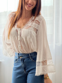 Cette chemise écru séduit par sa délicatesse et son élégance naturelle. Ses détails ajourés, sublimés par une fine broderie, apportent une touche de féminité et de raffinement. Légère et intemporelle, elle se porte aussi bien au quotidien que pour des occasions plus habillées.