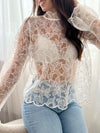 Cette blouse écrue Evelina allie délicatesse et élégance. Confectionnée en broderie ajourée, elle offre une touche de légèreté et de fraîcheur. Son col rond orné de volants apporte une note féminine raffinée, tandis que les deux boutons sur le devant facilitent l’enfilage.