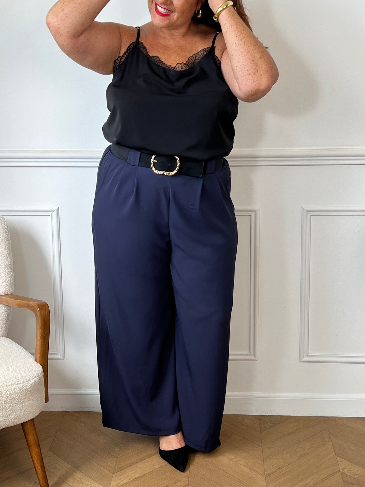 Ce pantalon bleu coupe droite grande taille pour femme est l'élégance incarnée. Avec sa matière fluide, il offre un confort optimal et sa coupe droite flatteuse convient à toutes les morphologies. L'élastique au dos garantit un ajustement parfait et les passants pour ceinture sont pratiques. Ajoutez-y un style sophistiqué avec ses deux poches latérales.