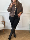 Chic et audacieuse, cette veste marron se démarque par son pourtour souligné d’une fine bande léopard, subtile touche de caractère. Pratique et élégante, elle est dotée de deux poches à l’avant et s’agrémente d’épingles amovibles dorées, offrant la possibilité de personnaliser votre look au gré de vos envies.
