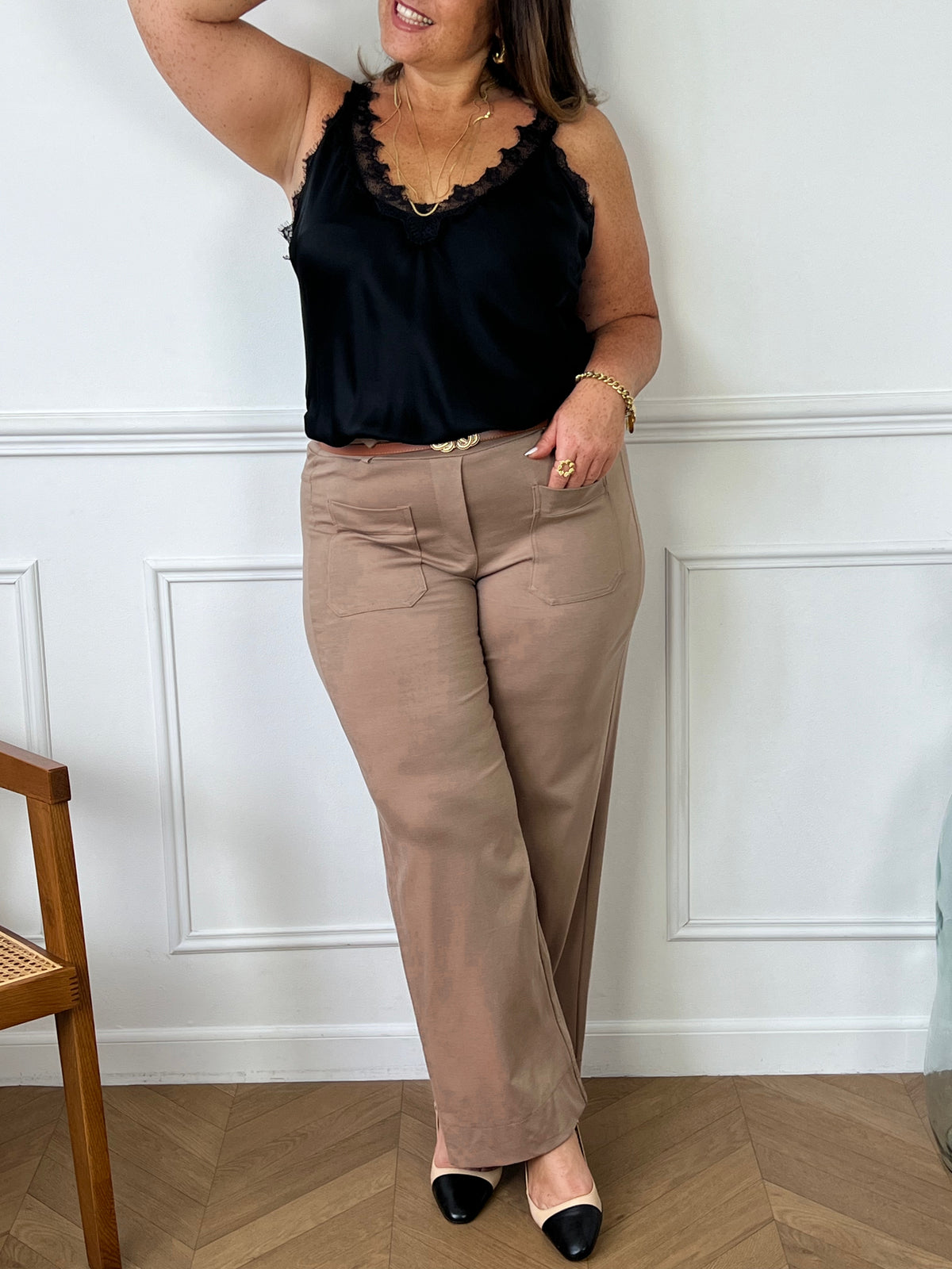 Découvrez notre pantalon taupe grande taille pour femme, le Wiliam ! Avec sa coupe droite, il vous assure confort et élégance. Le dos élastique et la ceinture amovible vous offrent un ajustement parfait. Profitez également de 2 poches pratiques à l'avant. Optez pour cette couleur taupe intemporelle !