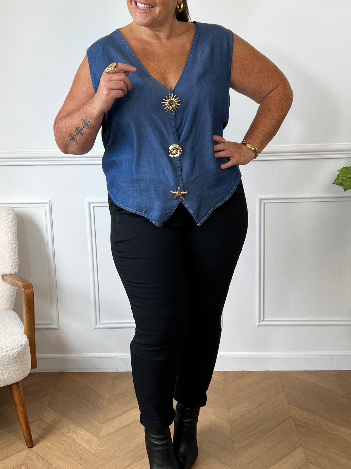 Découvrez le gilet souple bleu grande taille Asma, un modèle sans manches à col V plongeant qui allie confort et élégance. Sa coupe fluide et sa fente frontale apportent une liberté de mouvement optimale.