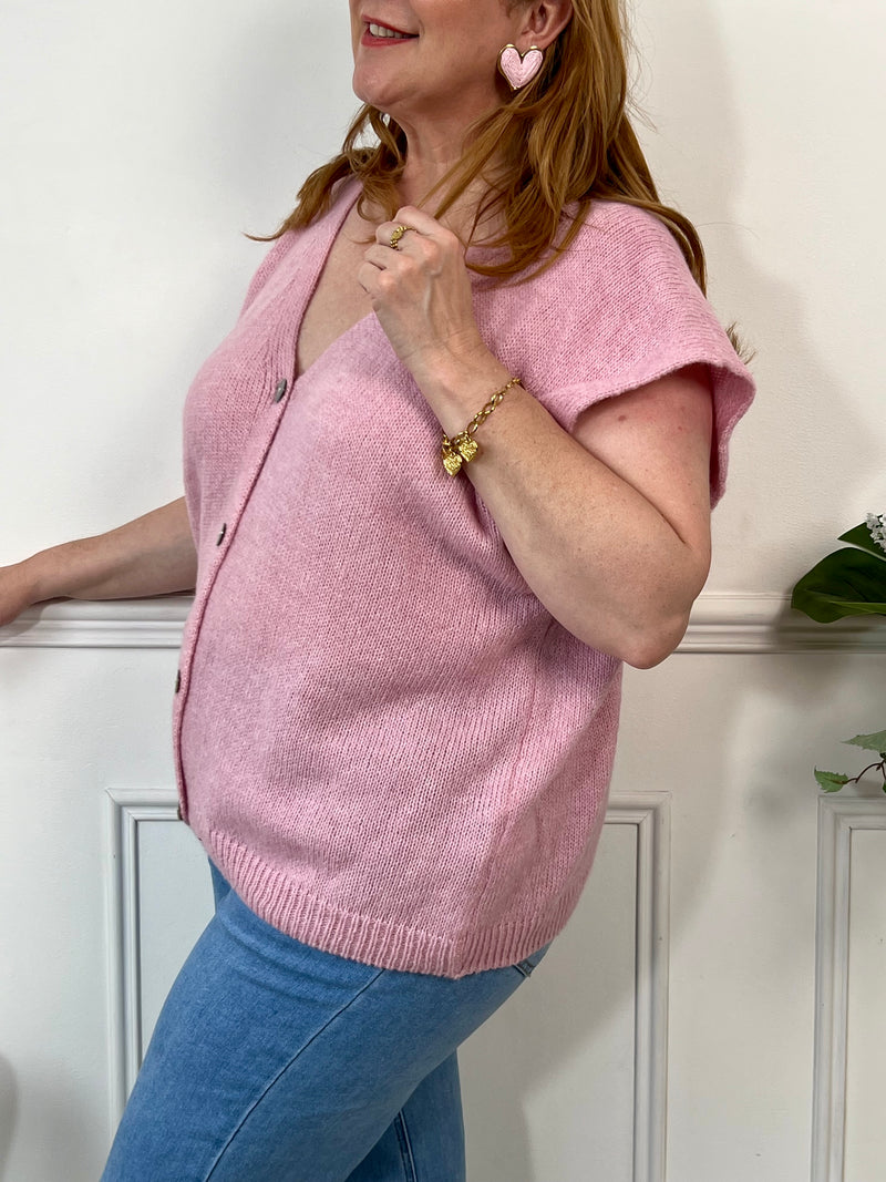 Gilet sans manches rose, lumineux et tendance. Coupe confortable et polyvalente, parfaite pour dynamiser vos tenues avec une touche de style.