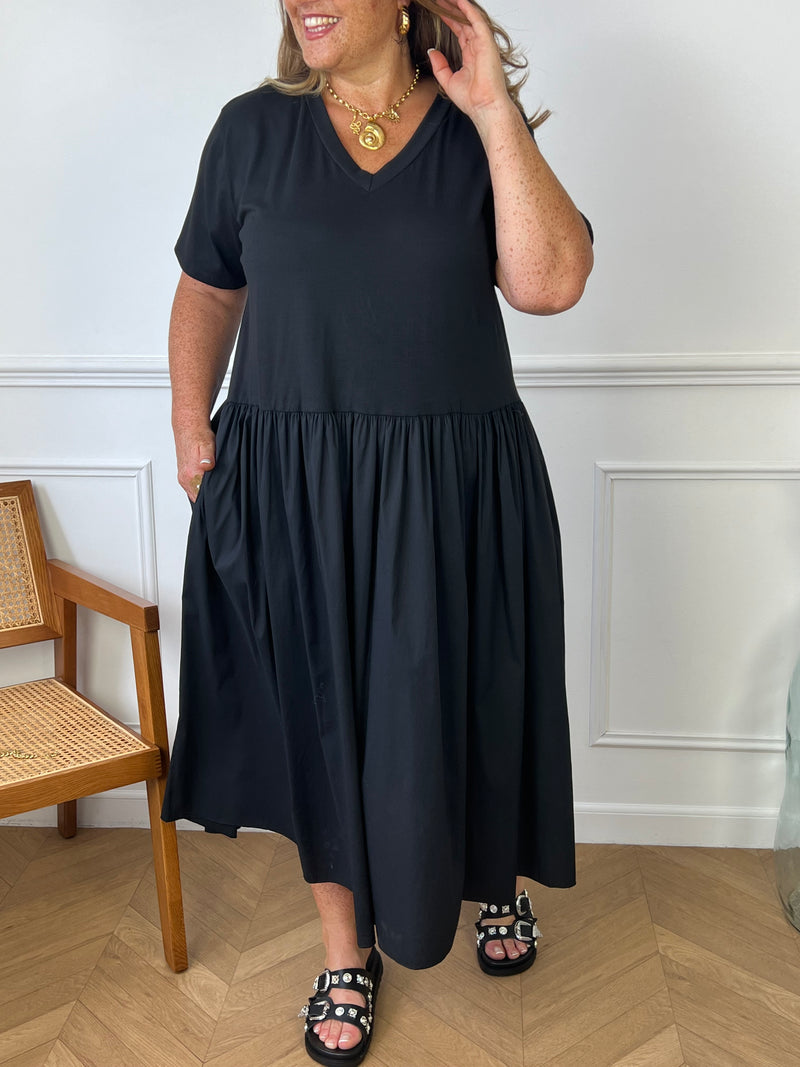 Cette robe longue noire Curve : Erena allie style et confort grâce à ses 2 matières. Parfaite pour toutes les occasions, elle vous mettra en valeur tout en vous offrant un confort optimal.