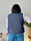 La veste bleue Isaure est un choix idéal pour ajouter une touche de style à votre garde-robe. Avec son lien de serrage sur le devant et son effet texturé, cette veste sans manches allie confort et élégance.&nbsp;