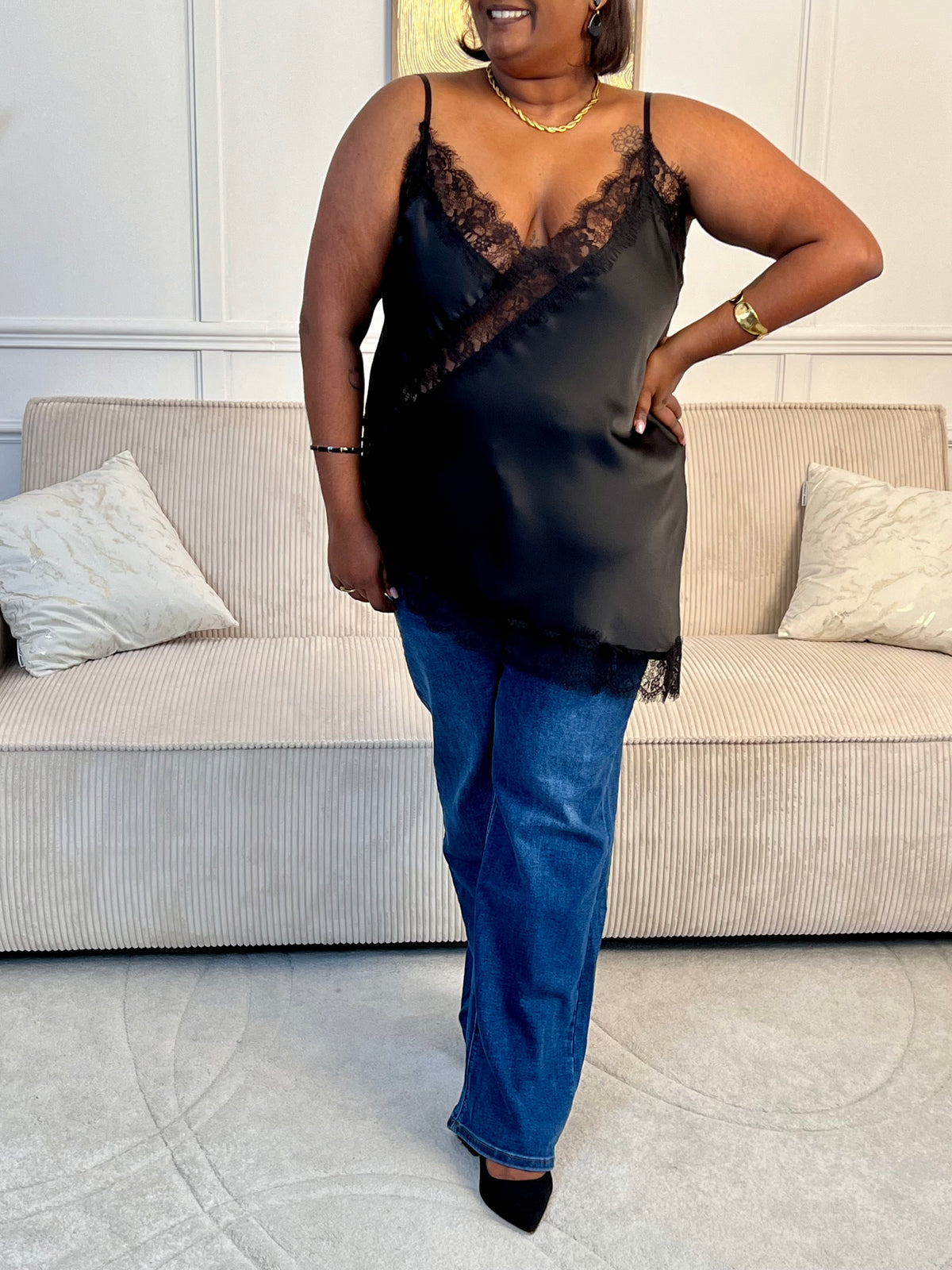 Découvrez le Top Léna, un incontournable de votre garde-robe. Confectionné en noir élégant, ce top séduisant arbore des détails en dentelle délicate au col et à l'ourlet pour une touche de féminité.