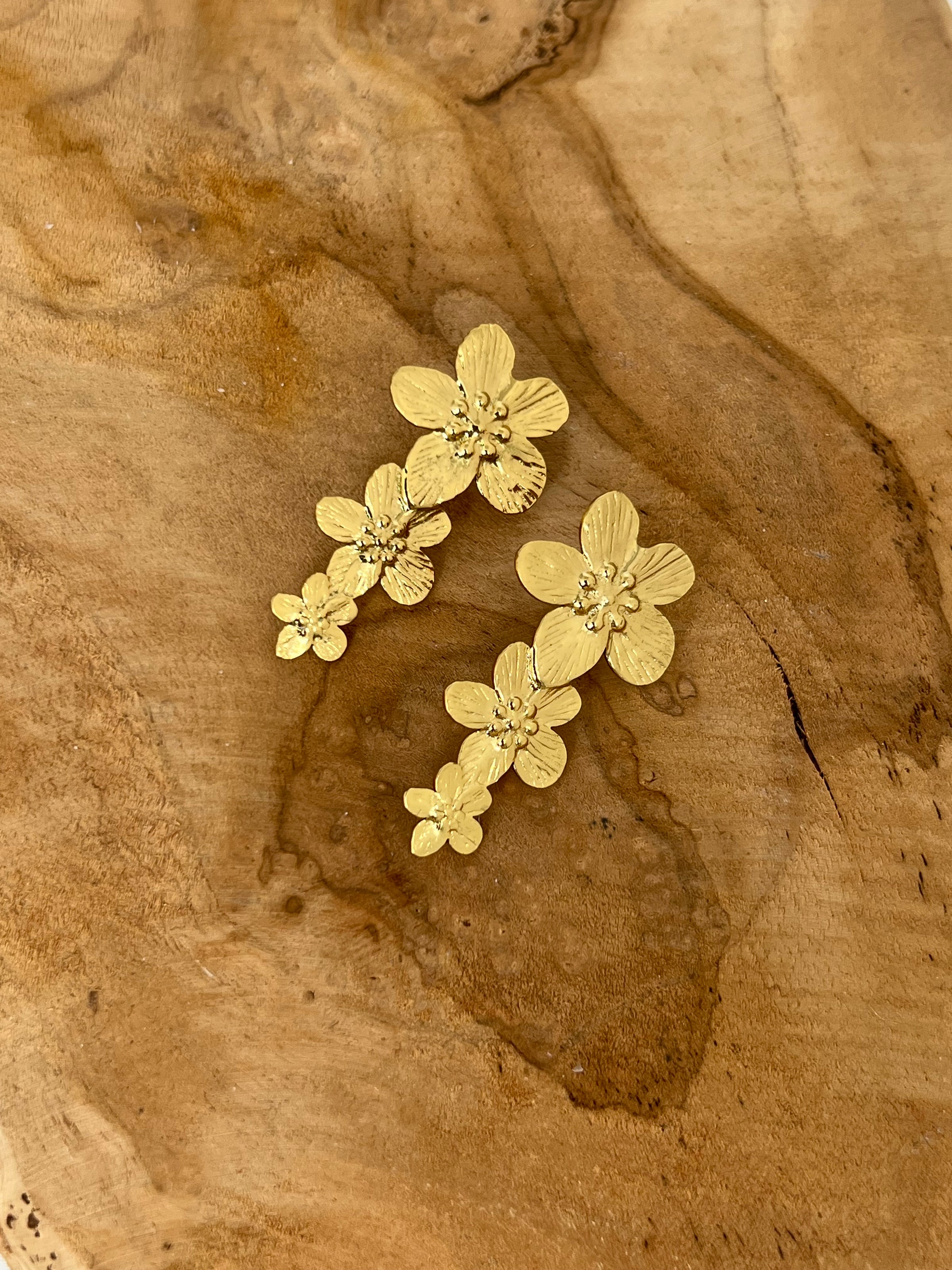 Boucles d'oreilles pendantes dorées : Kresia