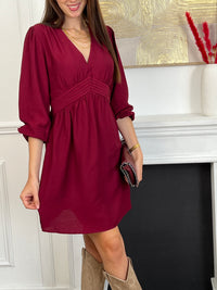 Élégante et féminine, cette robe courte dans les tons bordeaux/prune séduit par sa profondeur de couleur et sa coupe moderne. Son col V met en valeur le décolleté avec délicatesse, tandis que sa ligne épurée en fait une pièce idéale aussi bien pour une sortie habillée que pour une occasion plus décontractée.