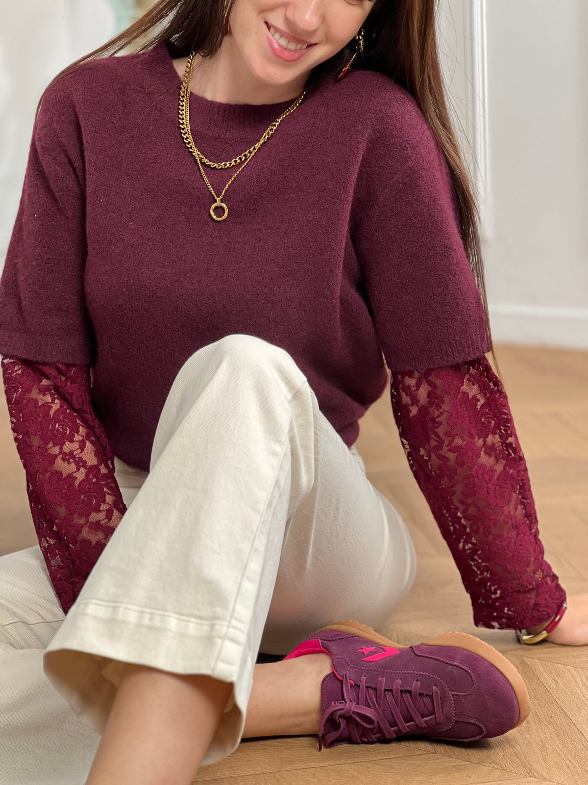Un essentiel twisté avec élégance. Ce pull bordeaux à manches longues en dentelle mêle douceur et transparence pour un style à la fois simple et raffiné.