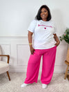 Tee-shirt mademoiselle écru et fuchsia pour femme. Ce tee-shirt à manches courtes séduit par son col rond classique et son inscription "Mademoiselle" accompagnée d’un petit cœur. Avec ses couleurs écru et turquoise, il apporte une touche fraîche et féminine à votre tenue du quotidien.
