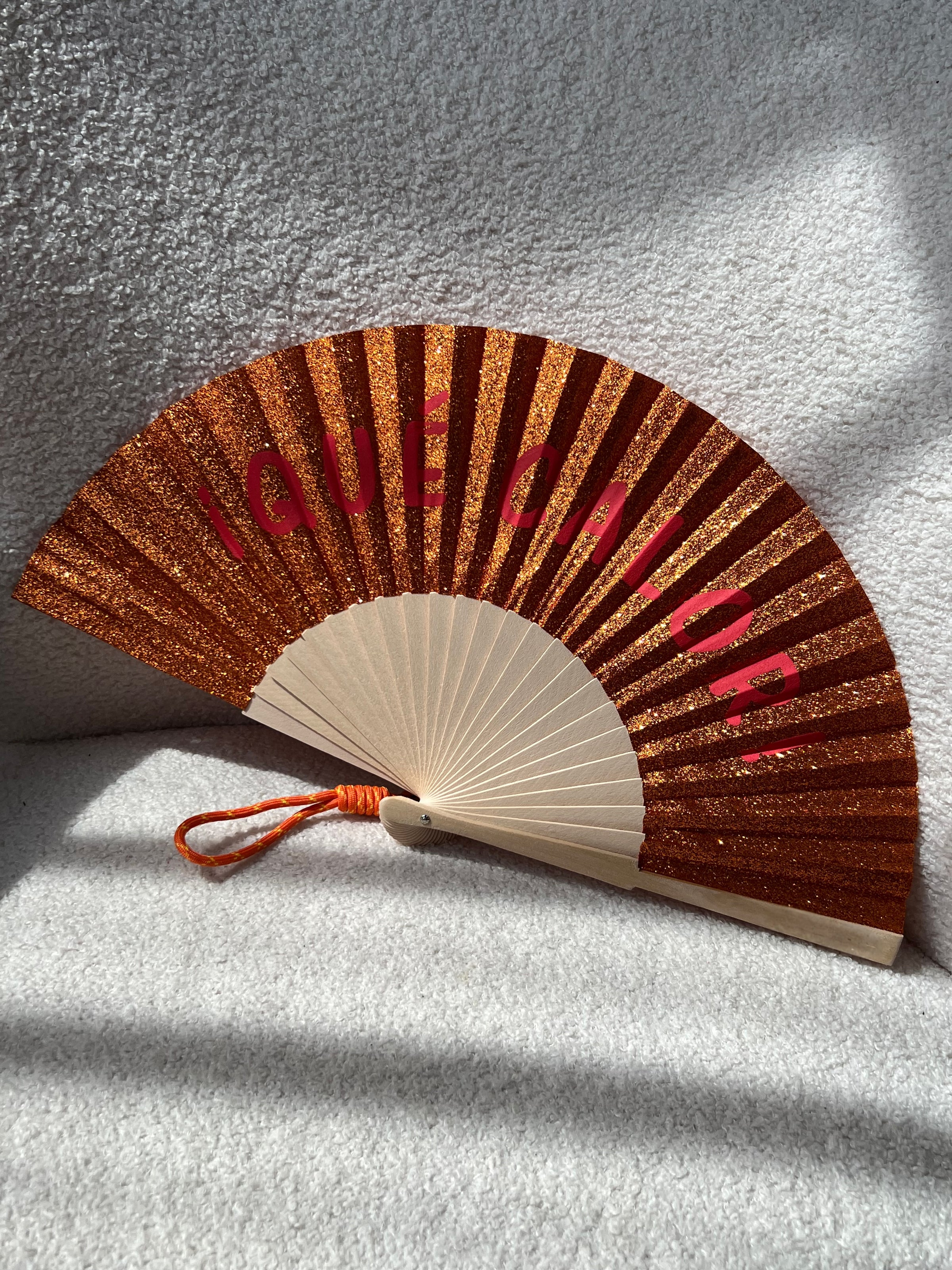 Éventail orange pailleté : Qué calor