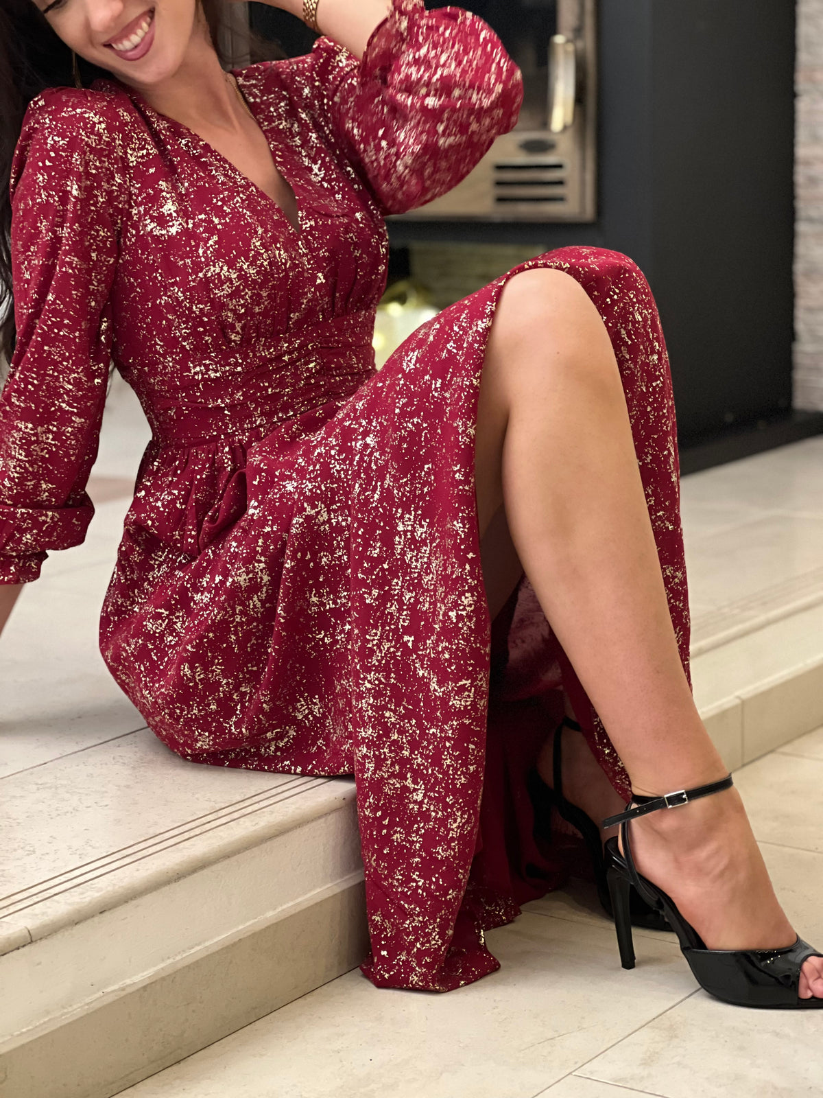 Robe longue festive Malina en bordeaux, parfaite pour vos occasions spéciales. Dotée de manches longues ornées de volants délicats, elle offre une silhouette élégante et féminine.
