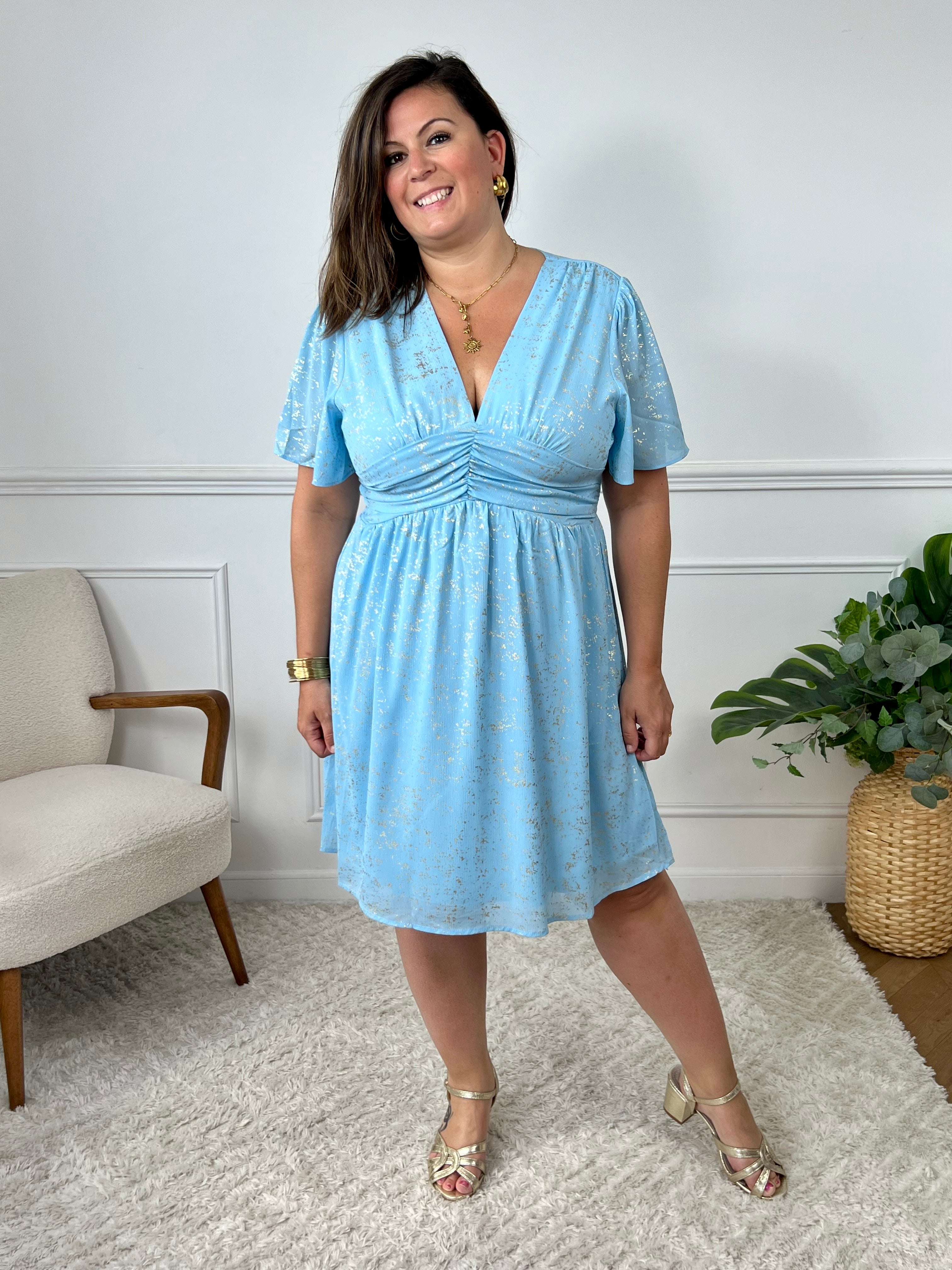 Robe bleue clair avec détails dorés grande taille femme – Loïcia