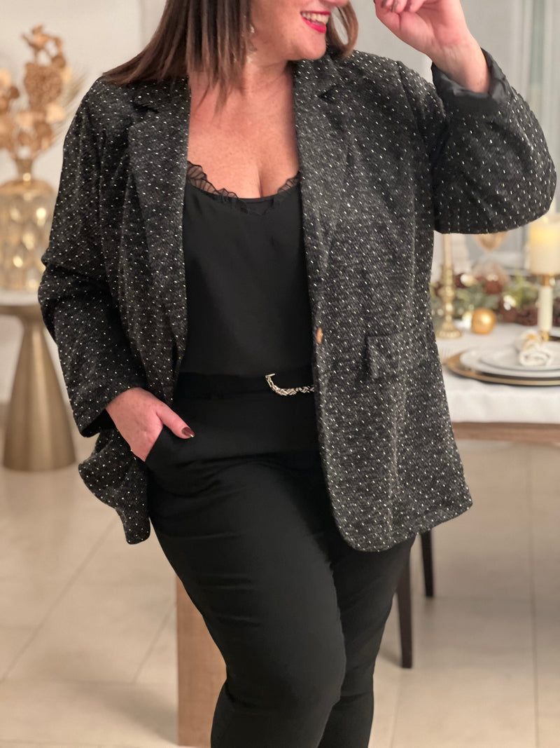 Élégant et audacieux, ce blazer gris foncé se distingue par ses strass subtils qui apportent une touche de lumière et de glamour. Une pièce sophistiquée idéale pour sublimer une tenue de jour comme de soirée.