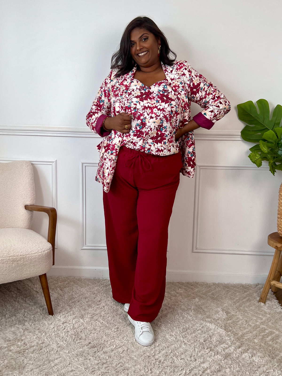 Valorisez votre silhouette avec le blazer Flora vert à motifs, spécialement conçu pour les grandes tailles. Ses manches longues assurent une coupe flatteuse, tandis que les épaules apportent structure et élégance.