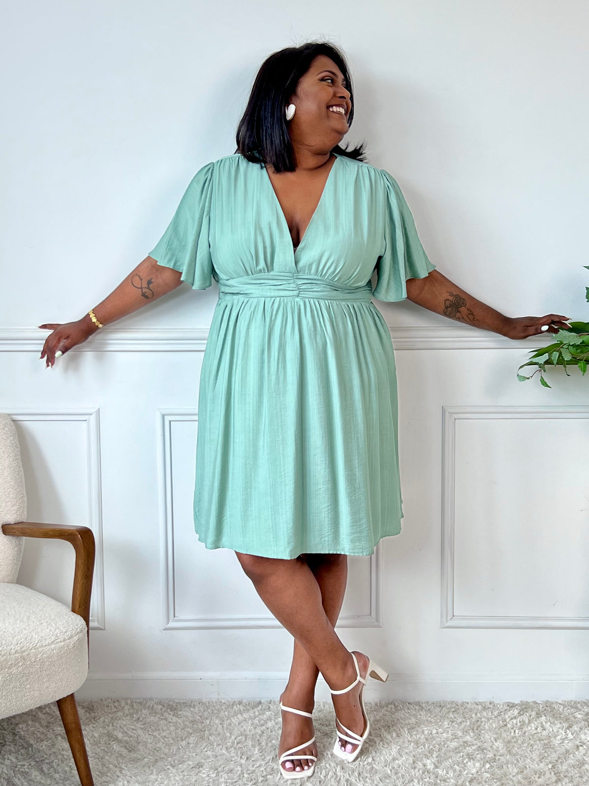 Cette robe courte vert menthe allie confort et élégance grâce à sa taille élastique au dos qui s’adapte parfaitement à votre silhouette. Ses manches courtes et son col en V apportent une touche de fraîcheur, tandis que la doublure en bas assure un tombé fluide et agréable.
