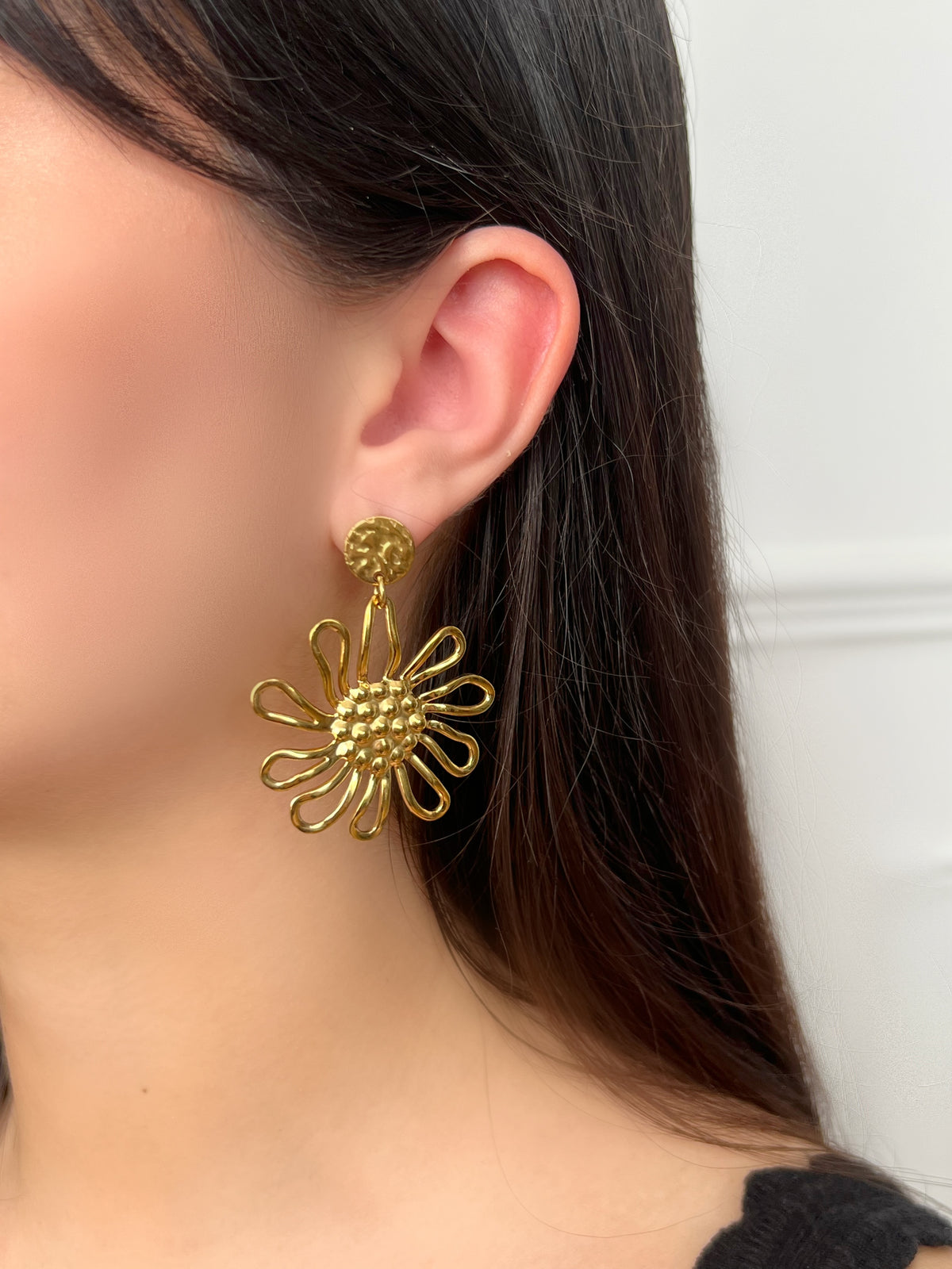 Gold earrings: Ina