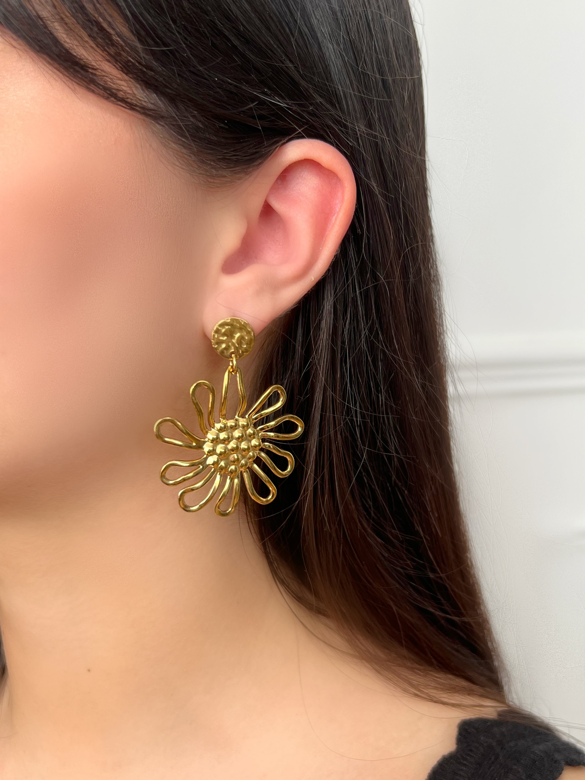 Gold earrings: Ina