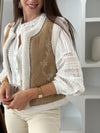 Cette veste sans manches camel Maelia combine douceur et style avec sa moumoute chaleureuse et son col rond confortable. Les motifs floraux apportent une touche féminine et délicate, idéale pour rehausser vos tenues tout en restant confortable.