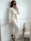 Apportez une touche d'élégance à votre tenue avec le pantalon beige tailleur Salome ! Avec sa coupe droite et ses passants pour ceinture, il épouse vos courbes de manière flatteuse. Ses 2 poches à l'avant et son élastique au dos vous offrent un confort optimal pour éblouir en toute occasion. À porter avec le blazer Salome pour un look parfait