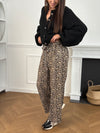 Le pantalon fluide à motifs léopards pour femme allie confort et style au quotidien. Il dispose de poches latérales pratiques, d’un élastique au dos et d’une ceinture amovible assortie pour souligner la taille. Disponible en noir, beige et taupe, il s’adapte à toutes vos envies mode.