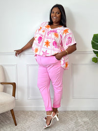 Blouse grande taille en gaze de coton ajourée, col V et manches courtes. Motifs coquillage et soleil en écru, orange et violet pour un look audacieux et frais.