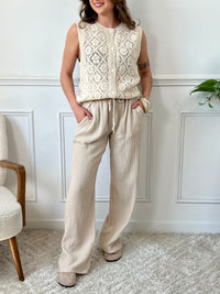 Adoptez le pantalon beige Jolina en gaze de coton. Sa coupe large et sa taille élastique offrent un confort optimal.