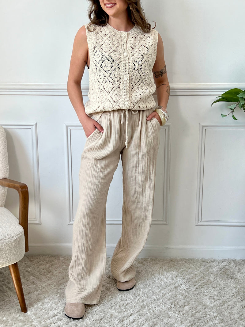 Adoptez le pantalon beige Jolina en gaze de coton. Sa coupe large et sa taille élastique offrent un confort optimal.