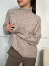 Ce pull taupe élégant avec manches longues et col montant apportera chaleur et style à votre garde-robe. Fabriqué avec un tissu de qualité, il vous gardera au chaud tout en ajoutant une touche sophistiquée à vos tenues. Parfait pour toutes les occasions, ce pull sera un indispensable pour cet hiver !