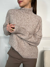 Ce pull taupe élégant avec manches longues et col montant apportera chaleur et style à votre garde-robe. Fabriqué avec un tissu de qualité, il vous gardera au chaud tout en ajoutant une touche sophistiquée à vos tenues. Parfait pour toutes les occasions, ce pull sera un indispensable pour cet hiver !