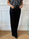 Le jean noir grande taille Romane allie confort et style avec ses deux poches à l’avant et à l’arrière, idéales pour garder l’essentiel à portée de main. Ses passants pour ceinture offrent une tenue ajustée parfaite, tandis que le détail strass sur le devant apporte une touche d’éclat discrète et élégante.&nbsp;