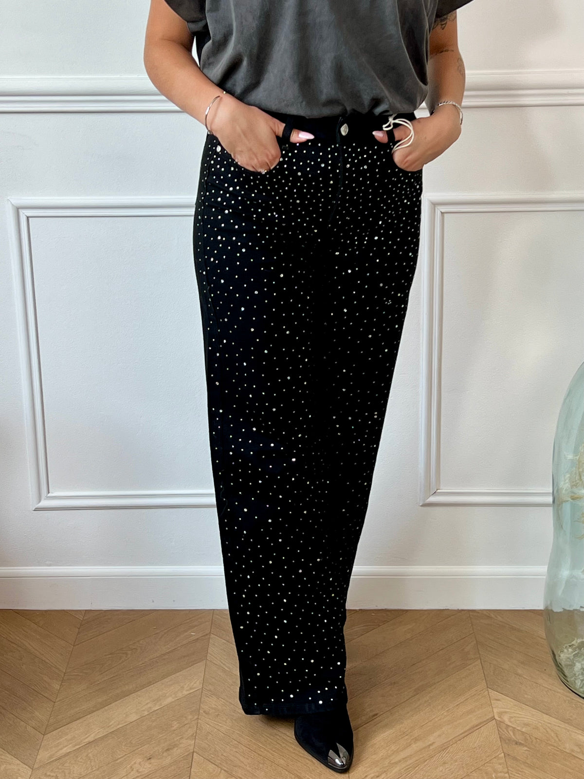 Le jean noir grande taille Romane allie confort et style avec ses deux poches à l’avant et à l’arrière, idéales pour garder l’essentiel à portée de main. Ses passants pour ceinture offrent une tenue ajustée parfaite, tandis que le détail strass sur le devant apporte une touche d’éclat discrète et élégante.&nbsp;