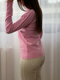 Découvre notre pull fin rose Katie avec ses volants élégants au col et aux manches. Parfait pour ajouter une touche féminine à votre garde-robe et vous tenir au chaud. À porter tendance avec un jean ou pour une occasion spéciale. Trouvez votre style avec ce pull polyvalent.